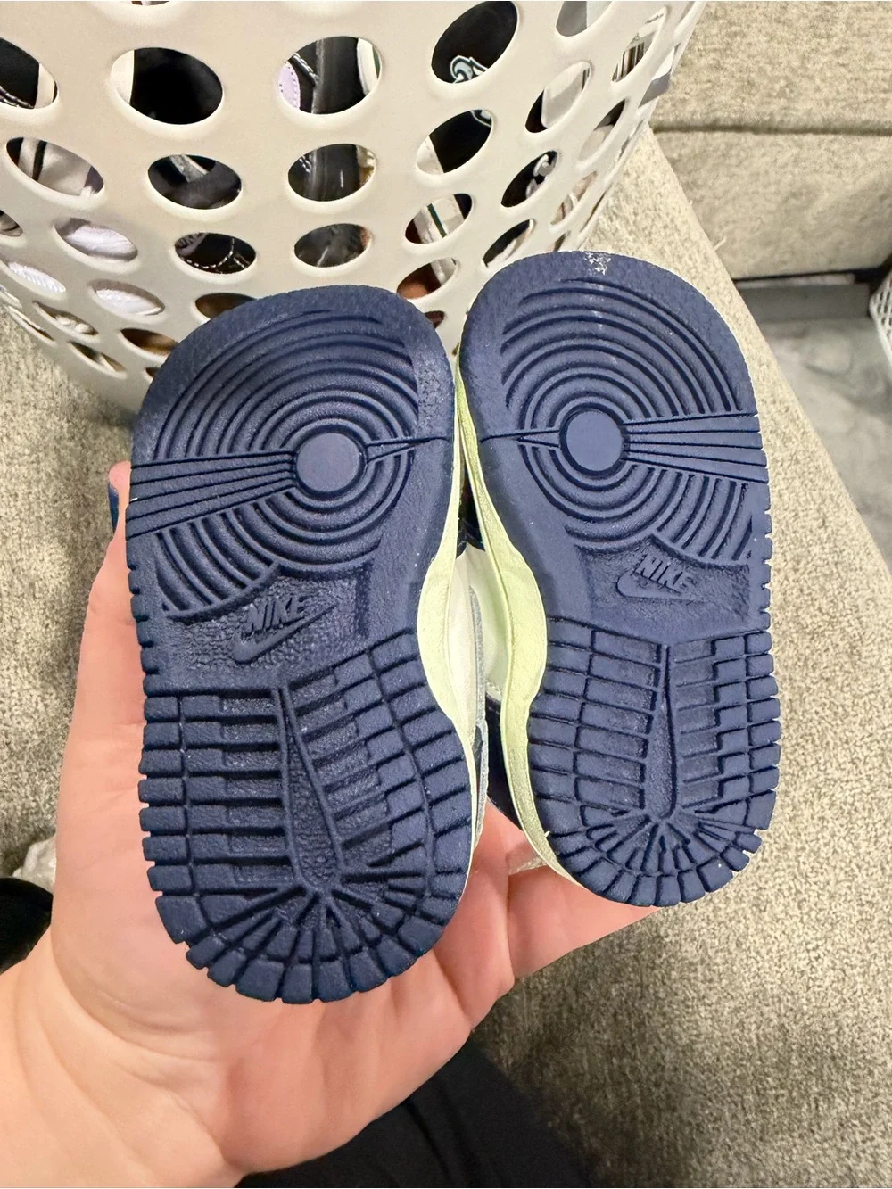 Nike Kids Low-Top Sneakers in Navy, White, Pale Green